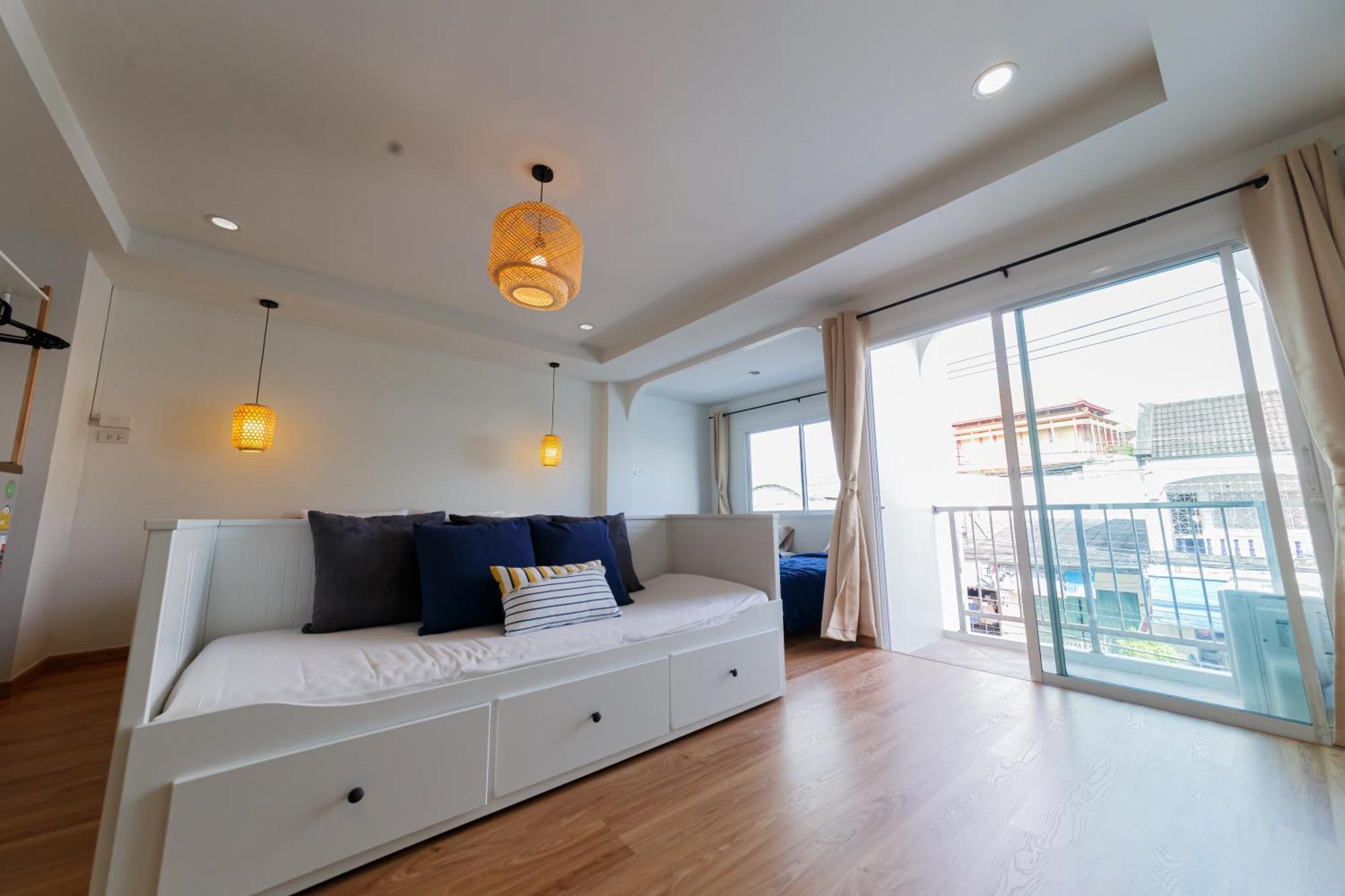 De Blue Door, Hatyai